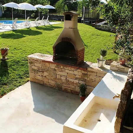 Modrusani 1561 Apartment *