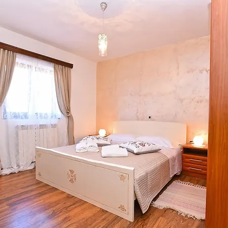 Apartman Modrusani 1561 *