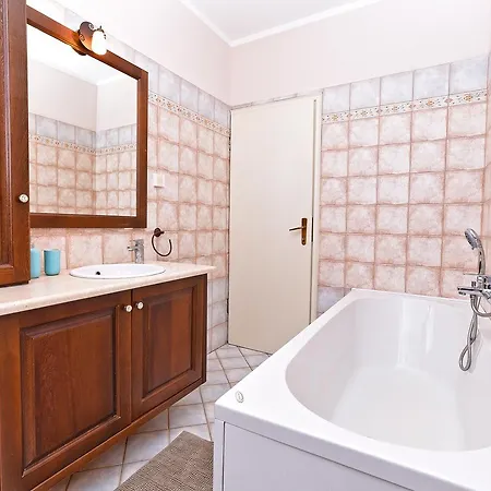 Apartman Modrusani 1561 *