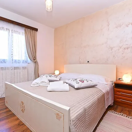 Apartman Modrusani 1561 *