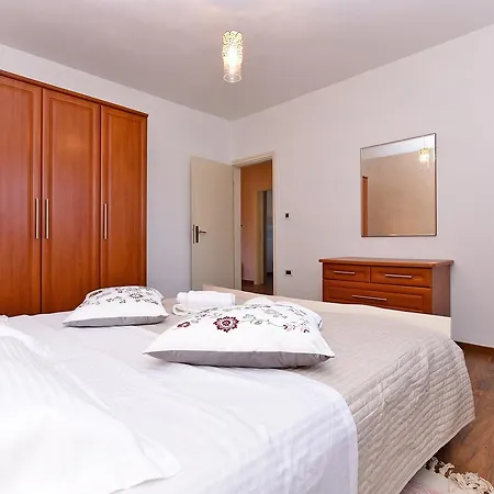 Apartman Modrusani 1561 *