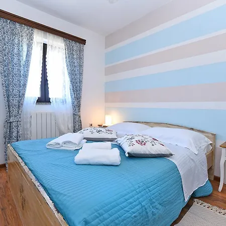 Apartman Modrusani 1561 *